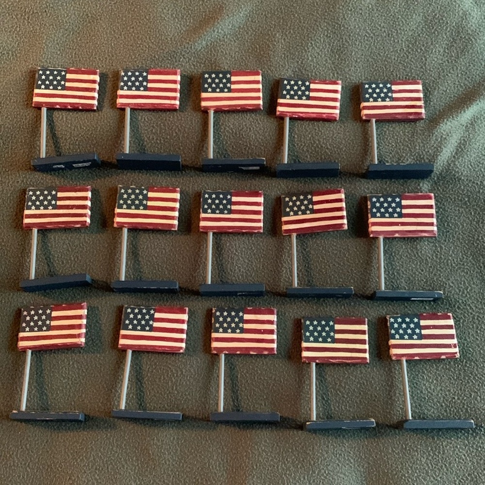 Set of 15 rustic decorative American flags. Approximately 2 1/2” x 4 1/4” x 1” - Picture 1 of 6